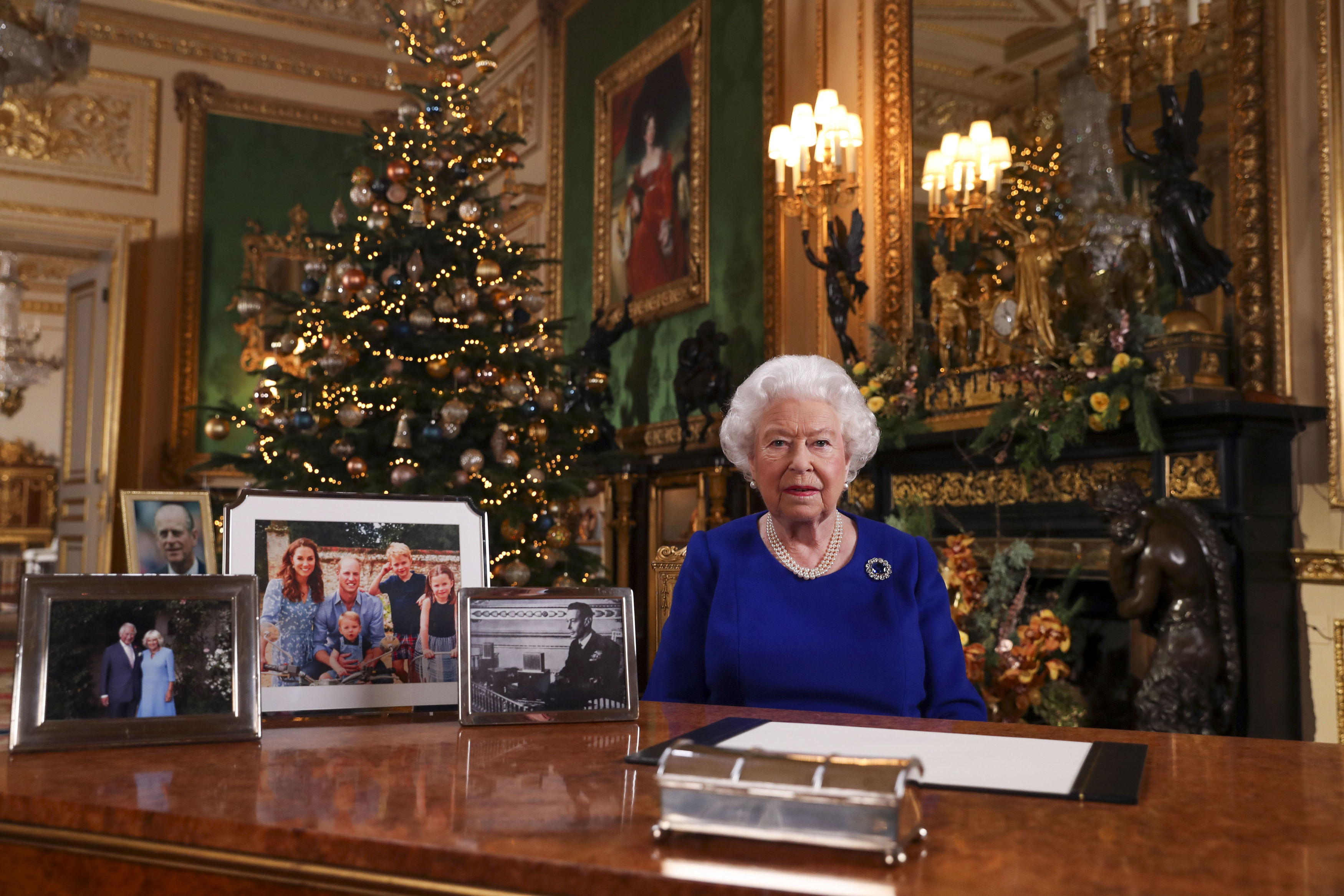 queen britains bumpy year in christmas message