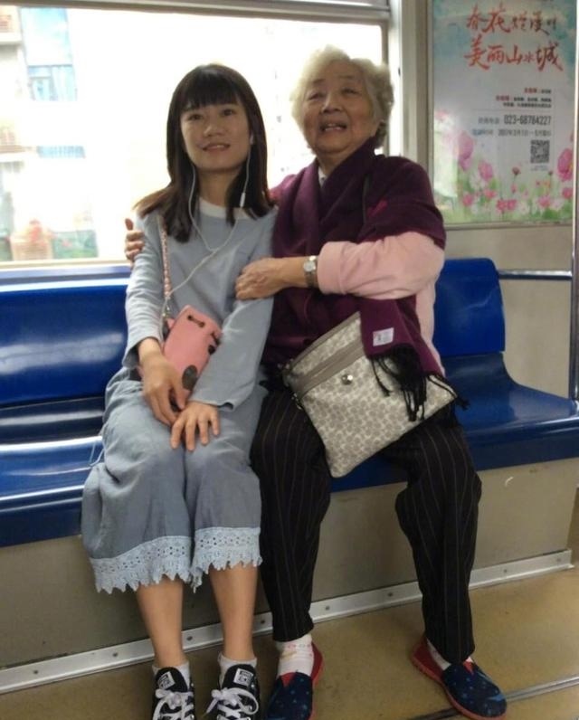 Granny records information of people offering seat to her