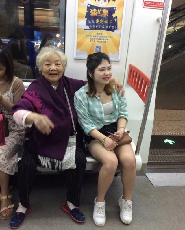 Granny records information of people offering seat to her