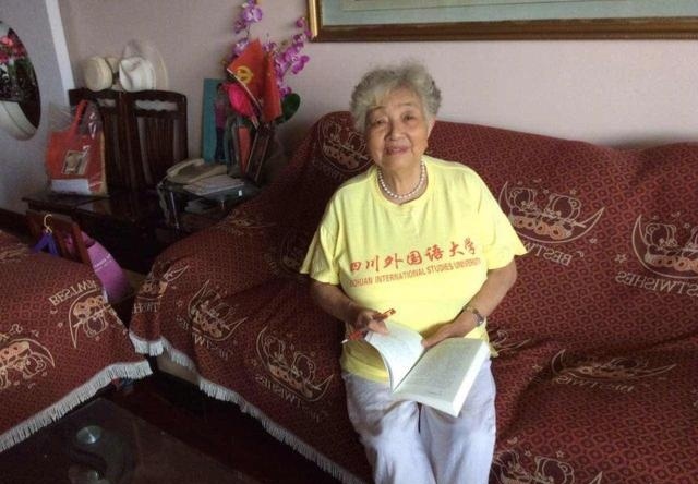 Granny records information of people offering seat to her