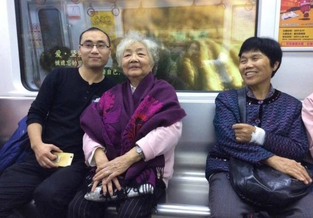 Granny records information of people offering seat to her