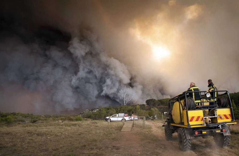 10,000 evacuated, 4 dead as fires engulf South African town