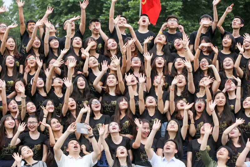 Unconventional college graduation photos have gone Viral