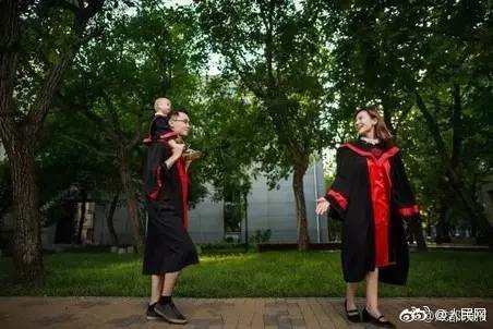 Unconventional college graduation photos have gone Viral