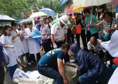 Benevolent people rush to help pregnant woman give birth on street