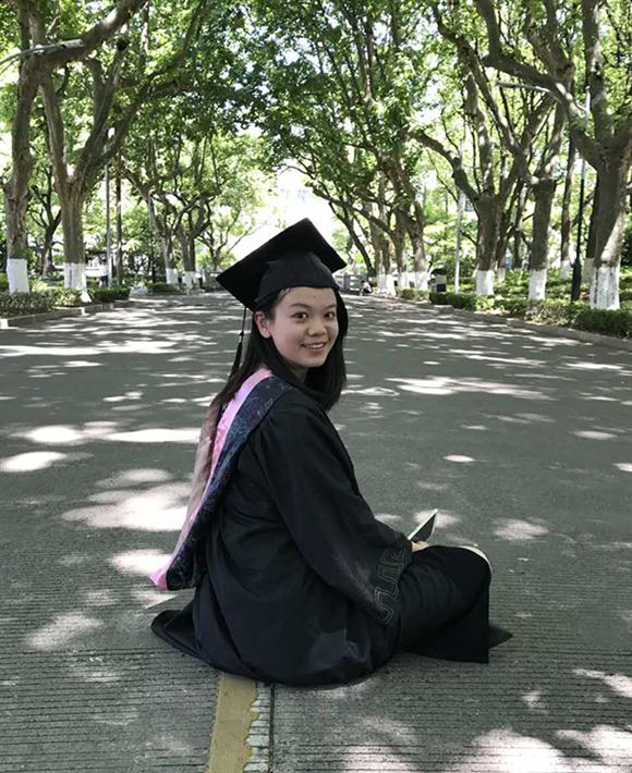 Deaf girl moves people to tears with graduation speech