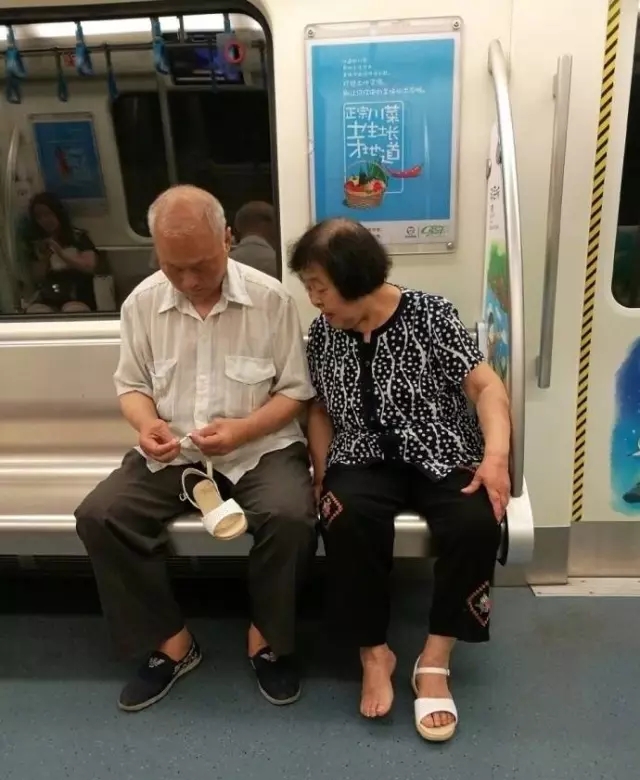 Old man becomes an Internet sensation for his sweetheart act on the Metro