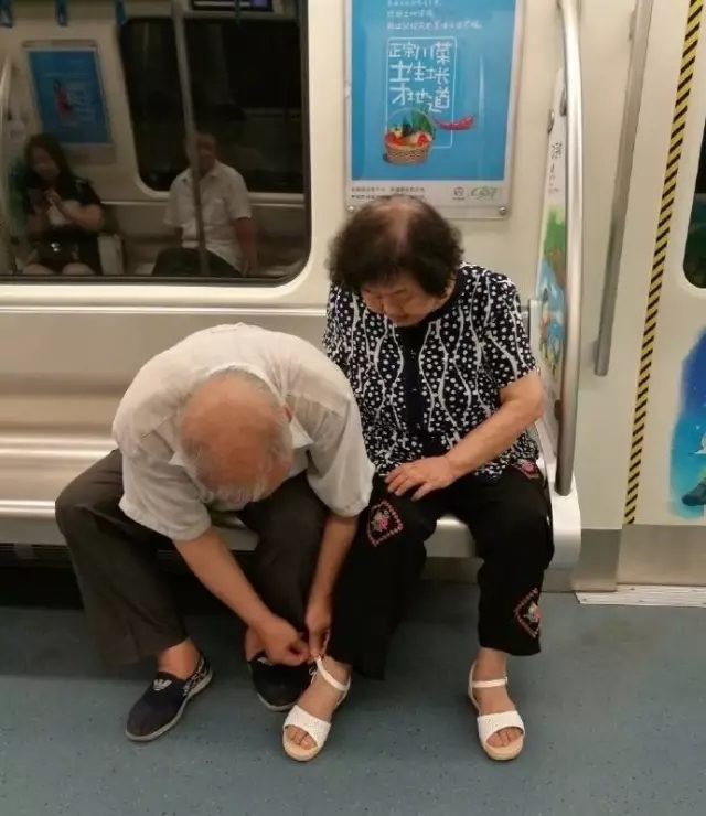 Old man becomes an Internet sensation for his sweetheart act on the Metro