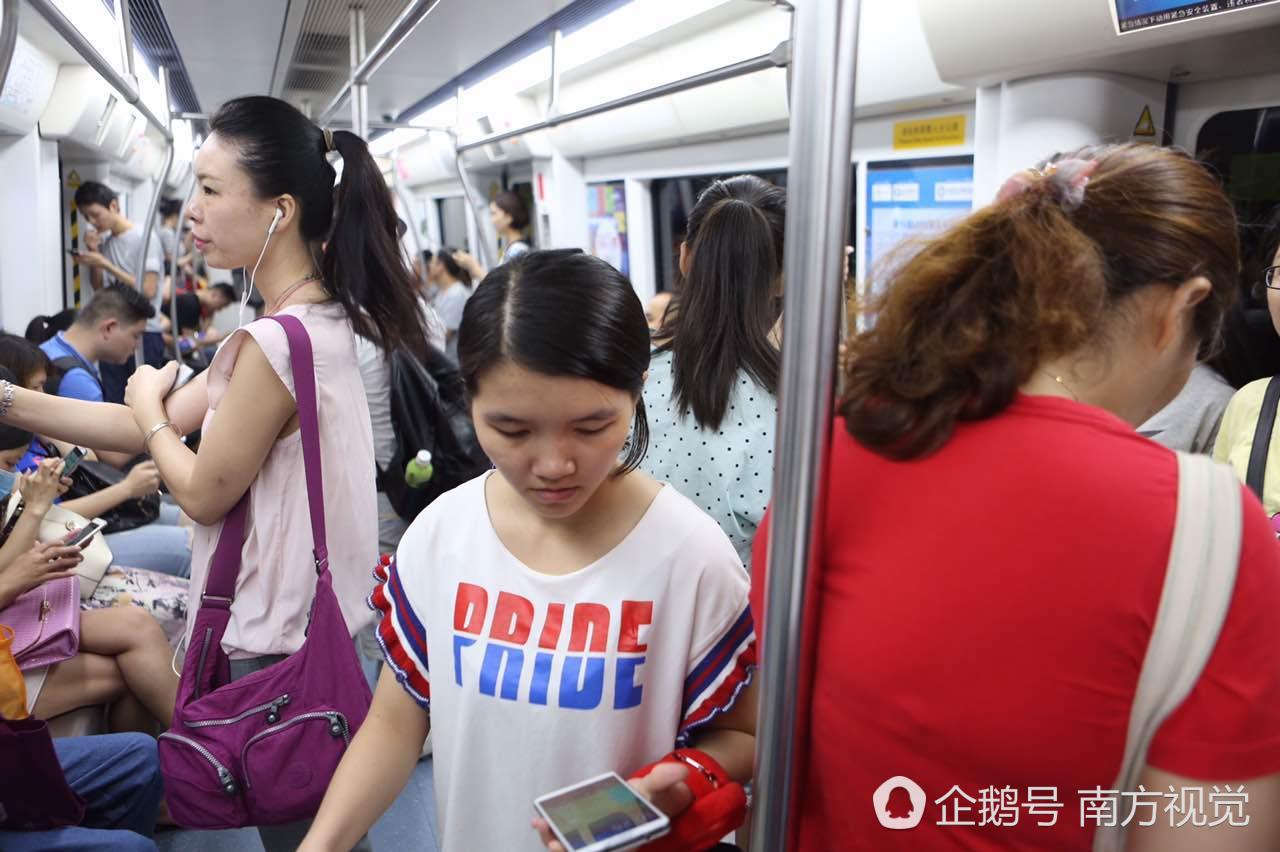 Shenzhen trials female-priority subway carriages