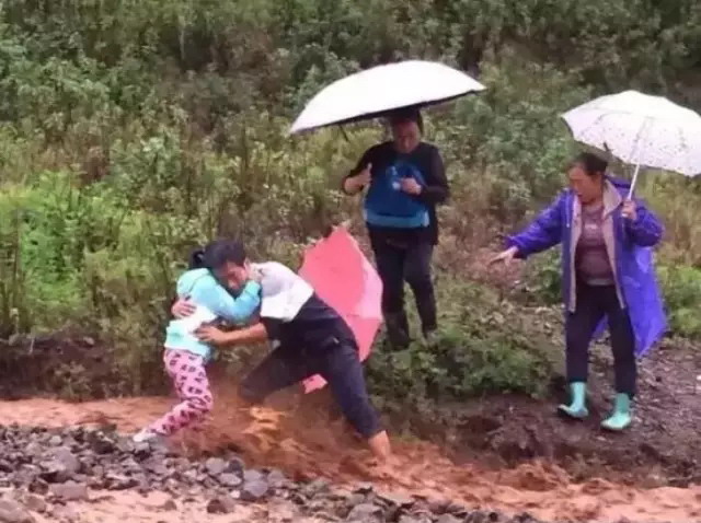 Brave teacher helps over 60 children cross a dangerous river