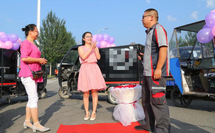 It all adds up for delivery man in marriage proposal