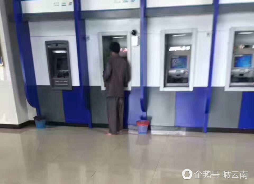 Builder hailed for leaving dirty boots at bank door to walk barefoot