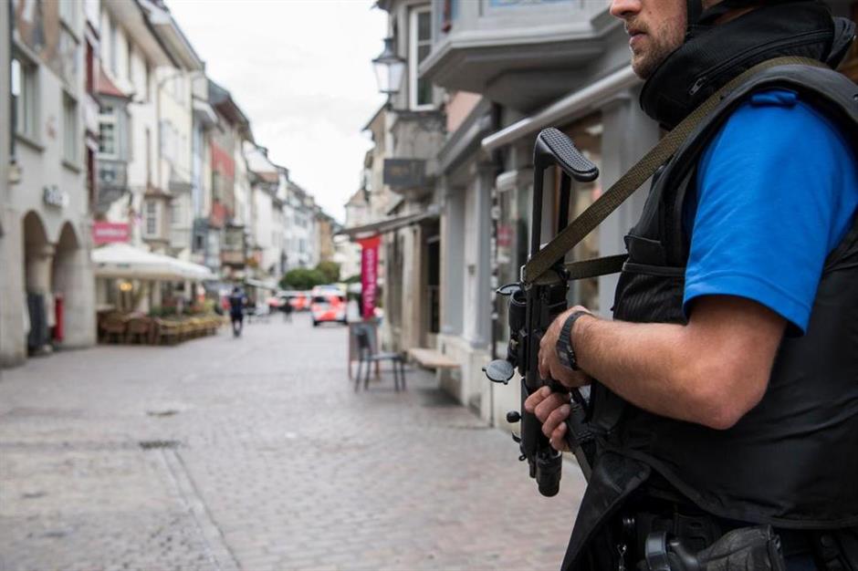 Man with chainsaw wounds 5 in Swiss city; manhunt on for him