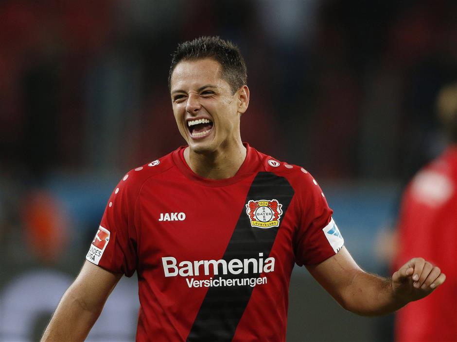 West Ham snaps up Mexico star Hernandez