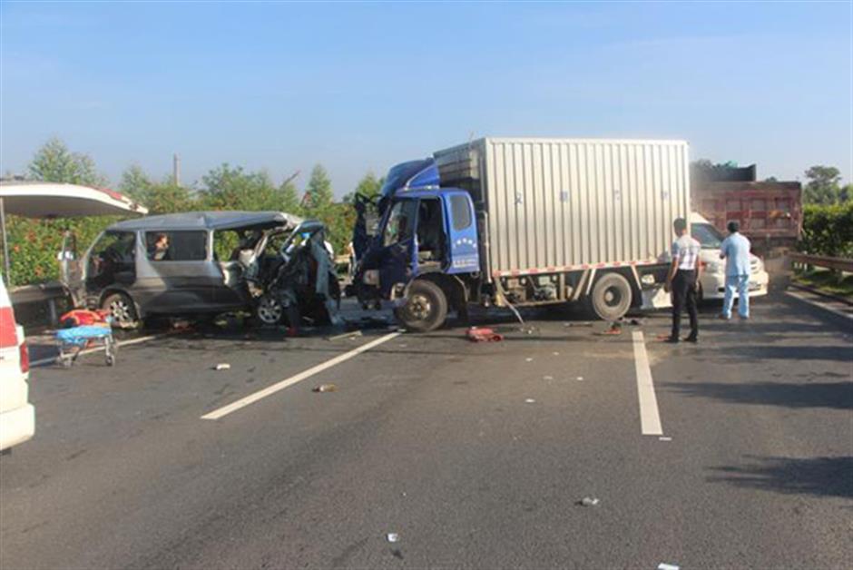 5 dead and more injured in Nanning truck and van collision