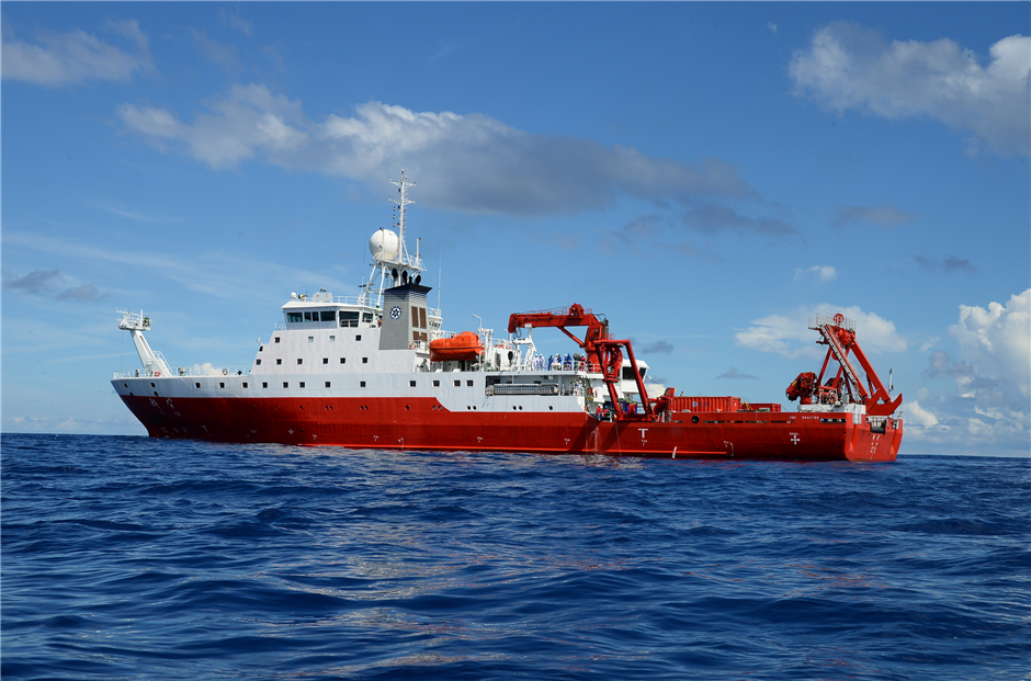 Chinese submersibles explore South China Sea