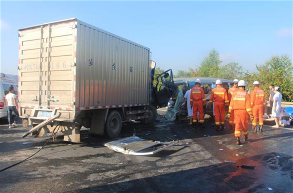 5 dead and more injured in Nanning truck and van collision