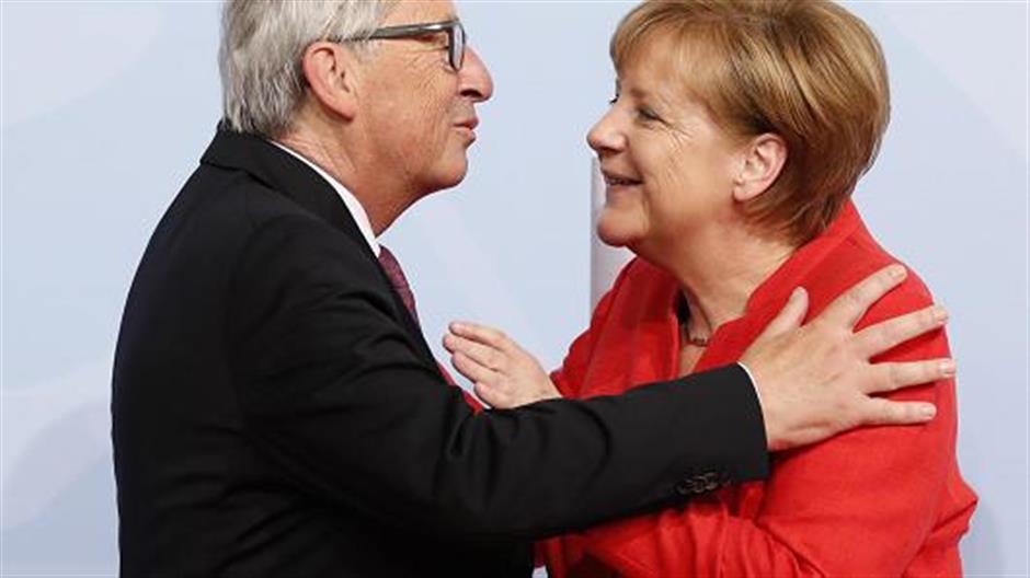 Juncker press conference interrupted by wife... no, Merkel