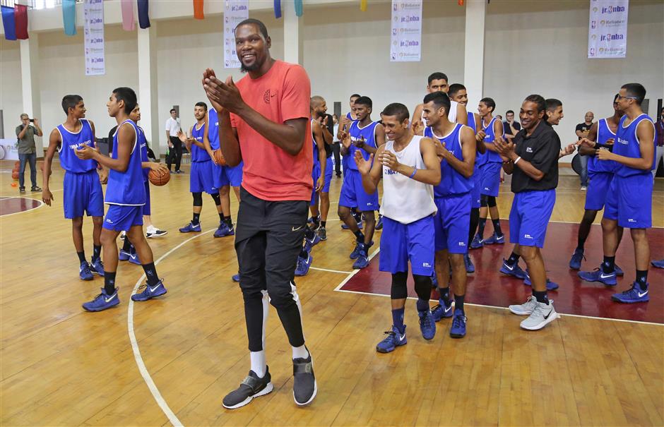 Durant scores in India with big crowd at basketball clinic