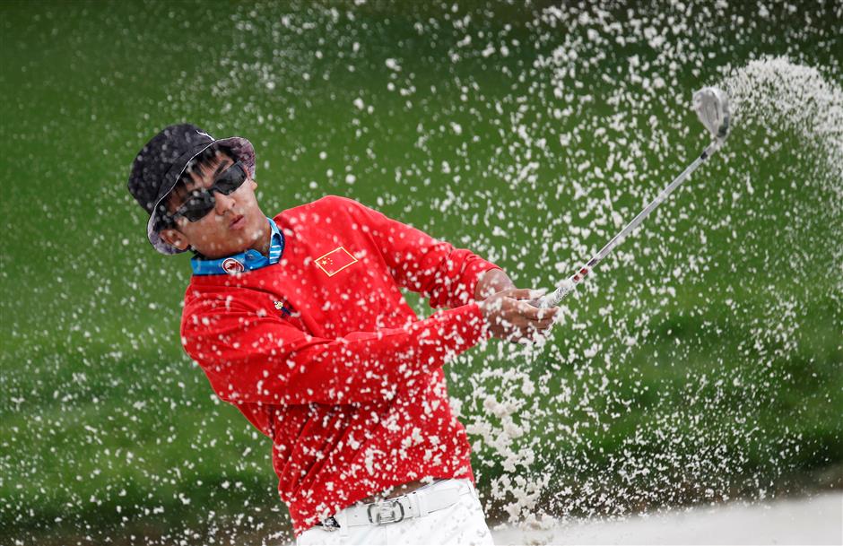 Dou becomes first Chinese player to win US PGA Tour card