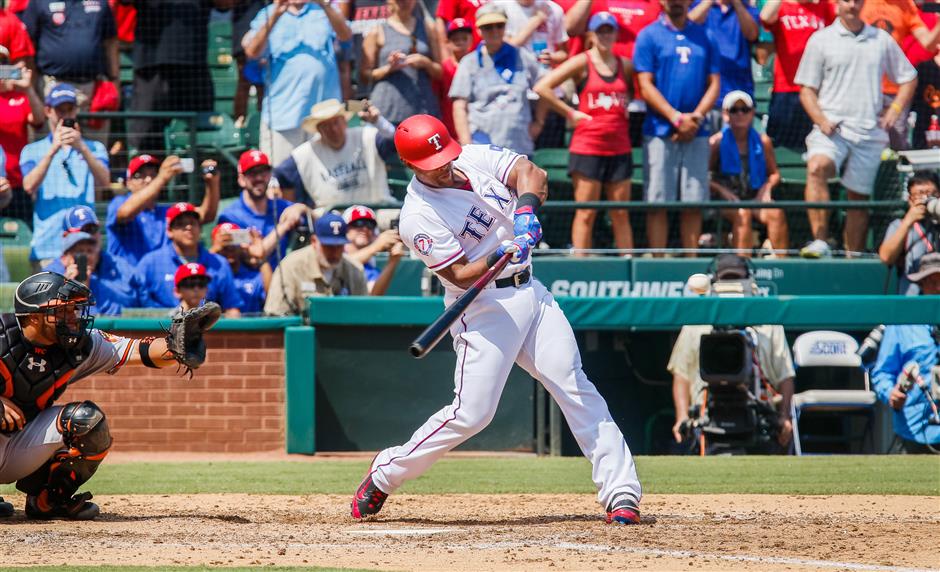 Rangers' Beltre notches 3,000th career hit