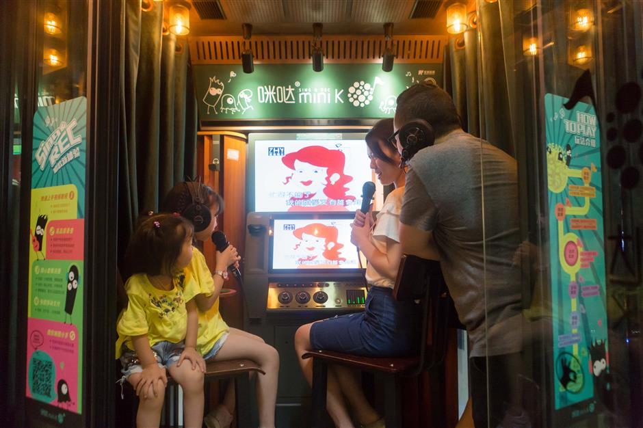 Mini karaokes hit China's starry-eyed spot