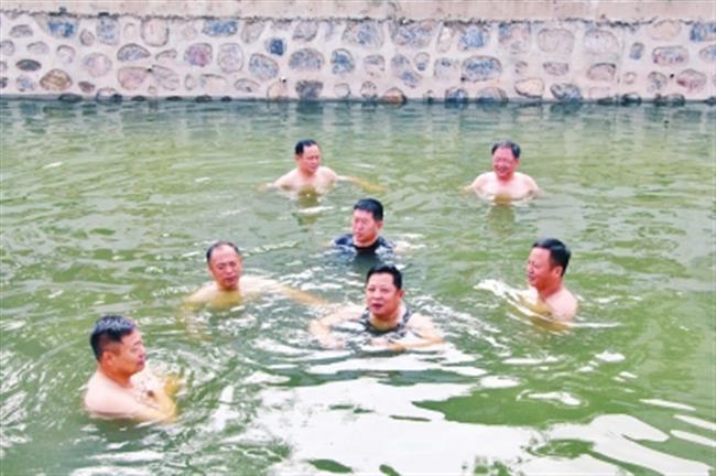 Henan mayor tests the waters, takes morning dip in 'polluted' river