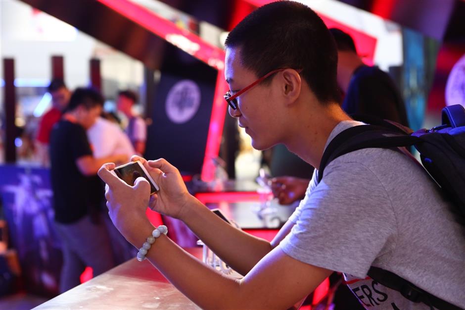 Smartphone sales on China's mainland dip in Q2