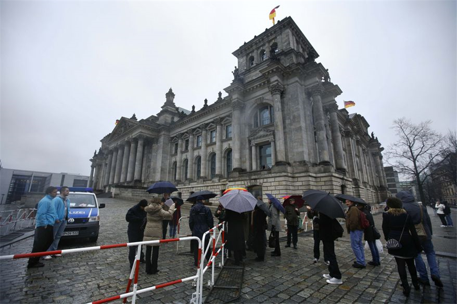 2 Chinese tourists detained for making Nazi salutes