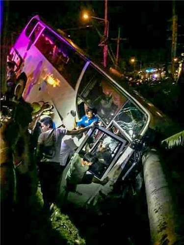 20 Chinese tourists injured in tour bus crash in southern Thailand