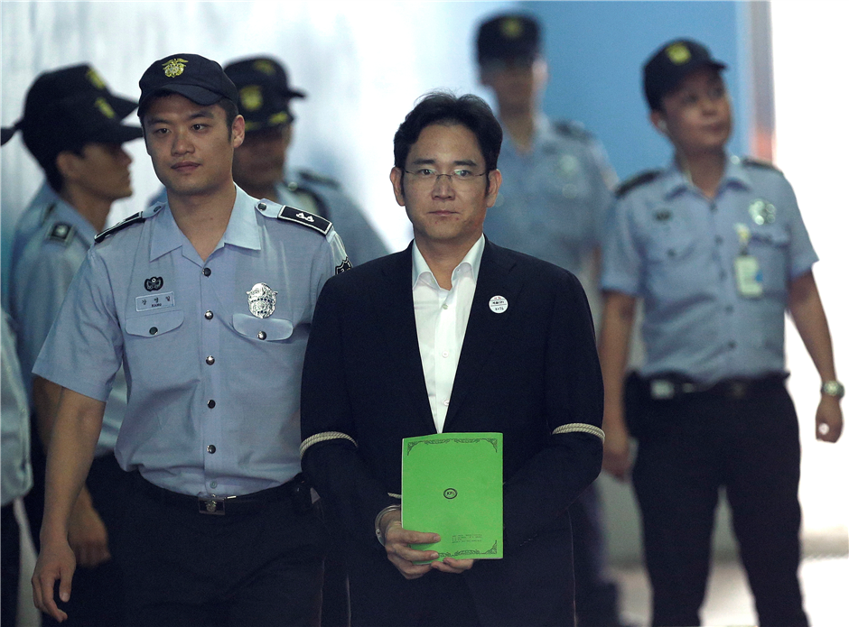 Prosecutors ask court to imprison Samsung heir for 12 years