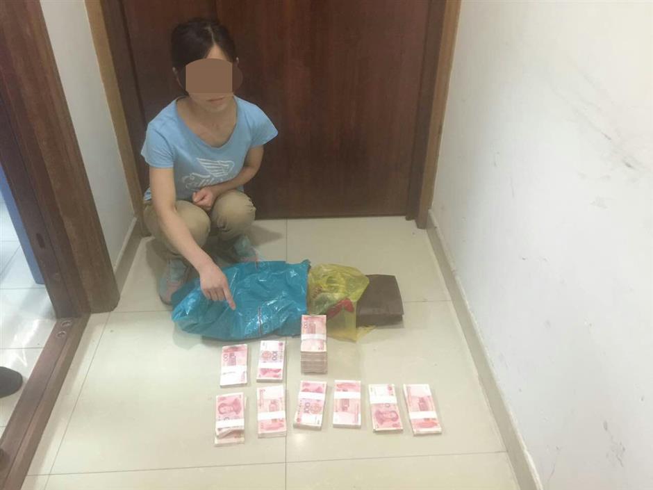 Ayi steals 180,000 yuan, catches herself tampering with security camera