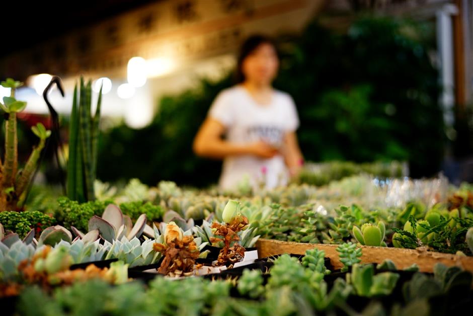 City waves goodbye to its largest downtown flower market