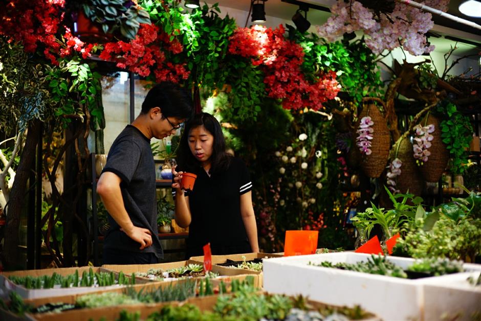 City waves goodbye to its largest downtown flower market