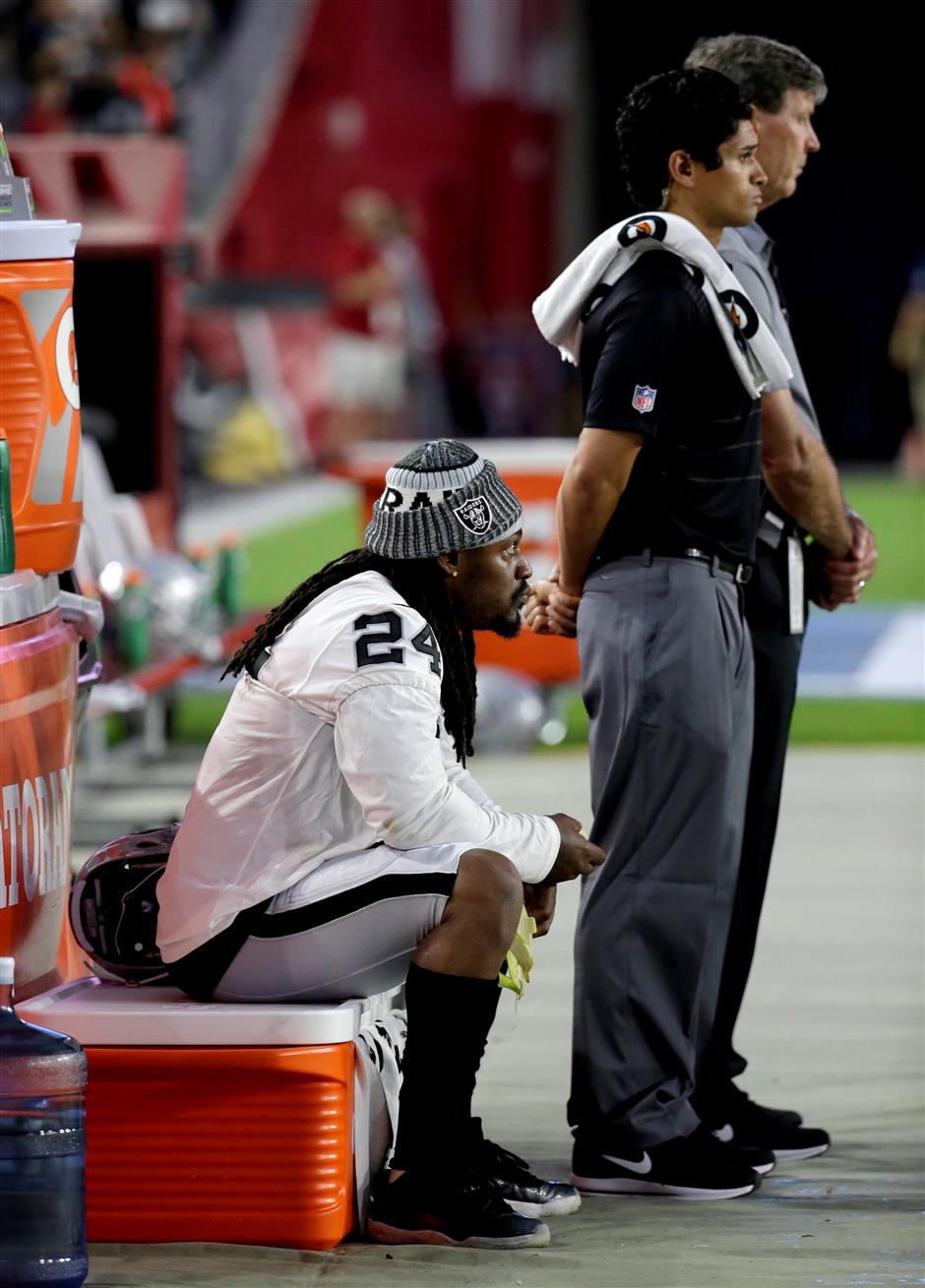 Lynch sits during anthem in Raiders' preseason loss in Arizona