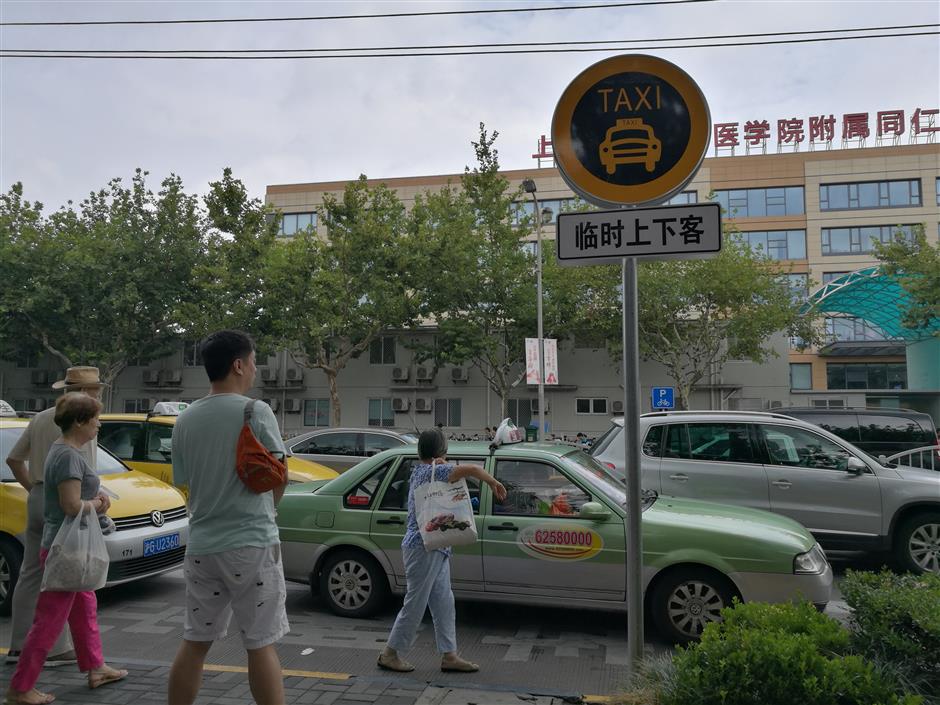 Taxi slots at bus stops get mixed reception