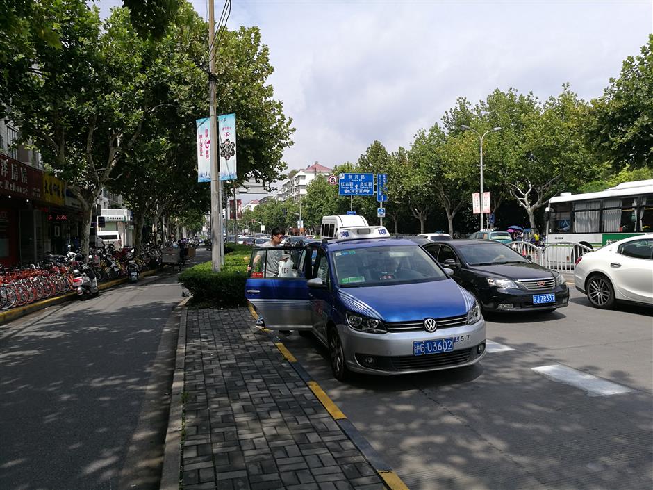 Taxi slots at bus stops get mixed reception