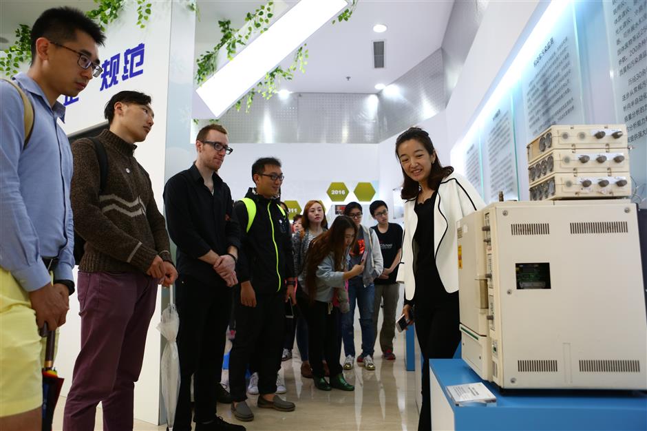 Shanghai Environmental Monitoring Center opens to Shanghai Daily readers