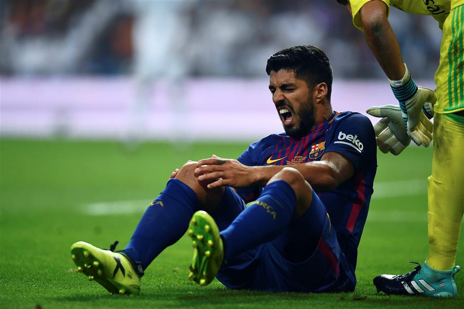 Barca problems mount with Suarez, Pique injuries