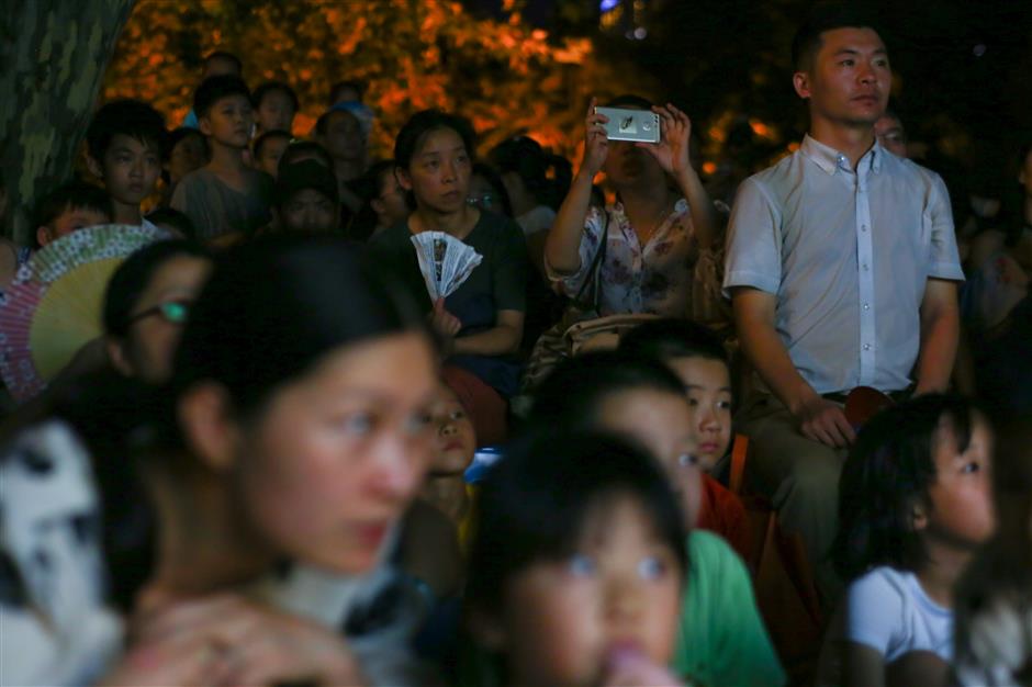 Shadow puppets take over Jing'an alleyways during annual festival