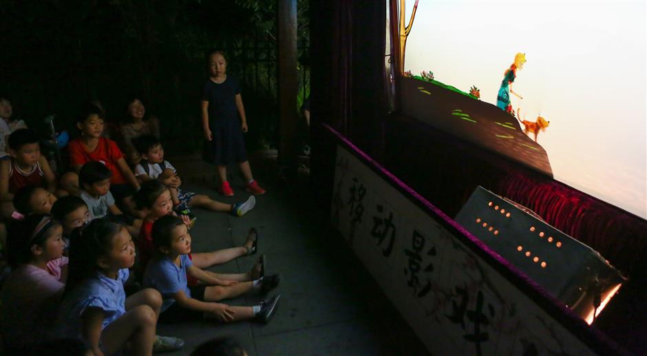 Shadow puppets take over Jing'an alleyways during annual festival