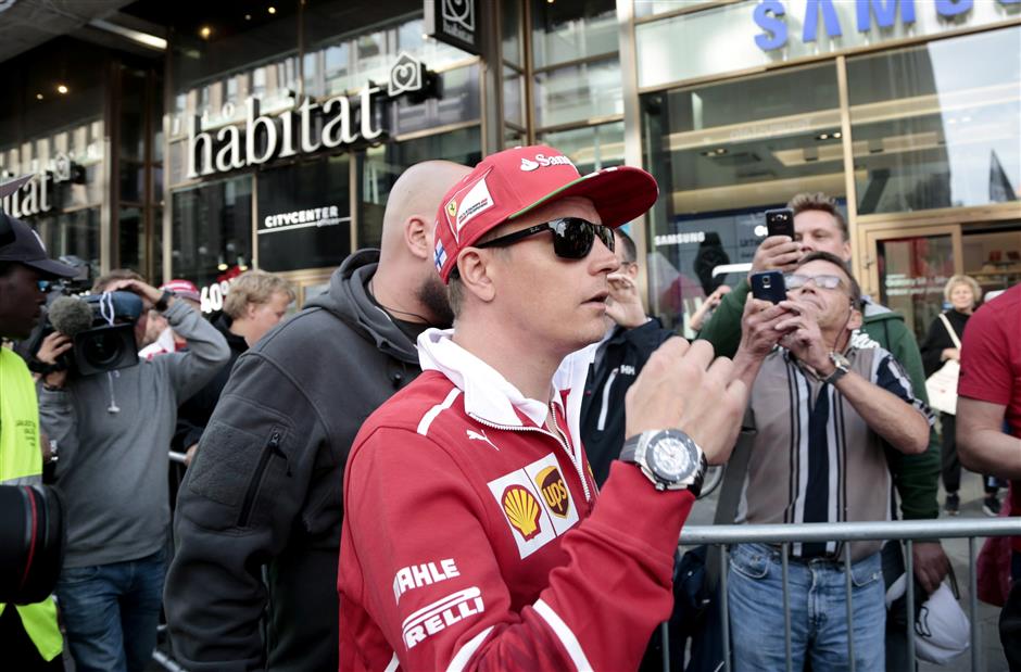 Raikkonen signs new Ferrari deal for 2018