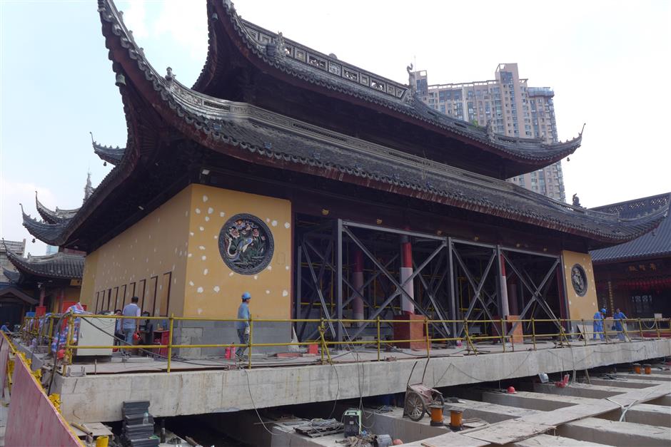 Historic temple hall to be moved with giant Buddha statues still inside