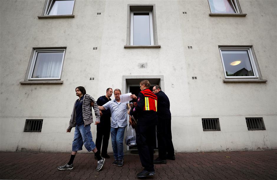 Thousands evacuated for WWII bomb to be defused