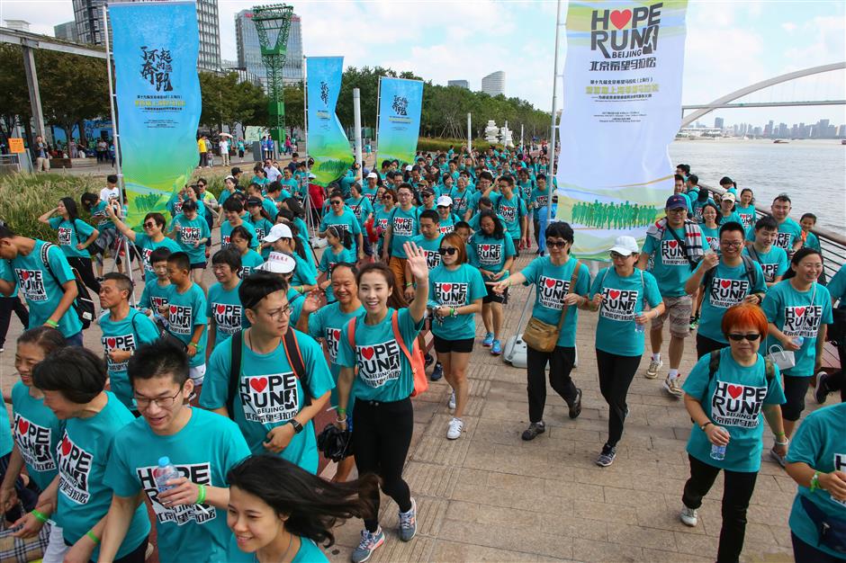 Hundreds take part in cancer charity run