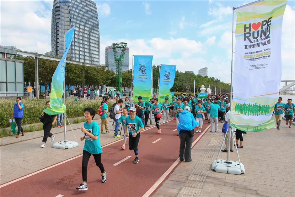 Hundreds take part in cancer charity run