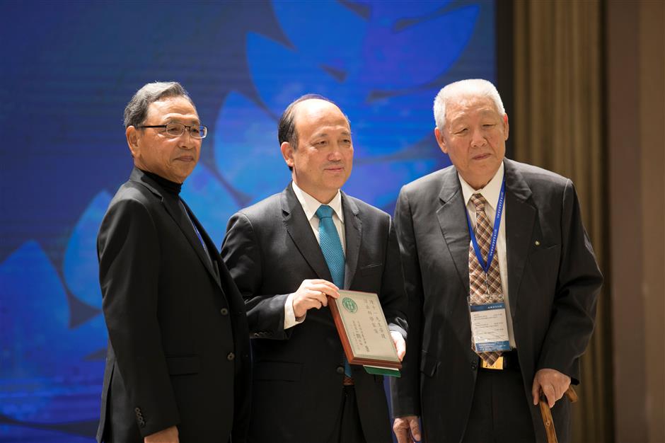 Scientists awarded with million yuan prizes