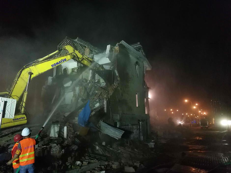 House in middle of the road is finally demolished