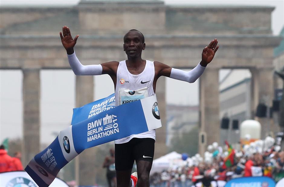 Kipchoge misses record in rainy Berlin triumph