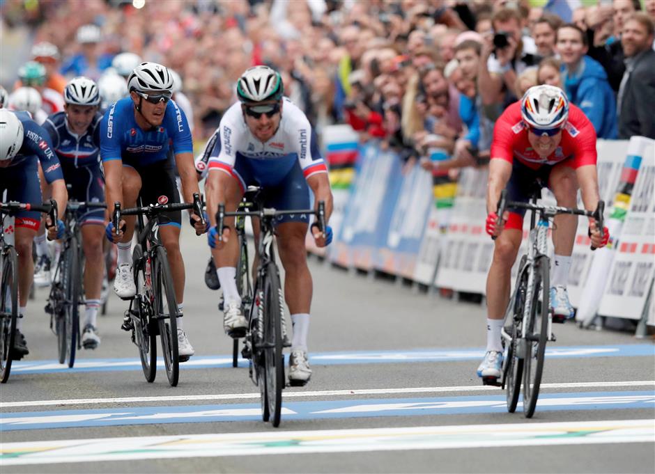 Sagan wins historic third straight world title